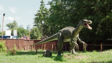 2021.08.12 - Kiev, Ukrayna: Eğlence Ormanı Parkı 'nda Motorize Otantik Büyük Dinozor Predator Baryonyx Mockup. Dinopark 'taki Jurassic Tarih Öncesi Dönemin Hareket Eden Modelleri Sergisi