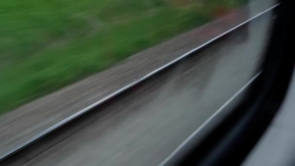 Vista laterale del treno di svolta ad alta velocità sul paesaggio della bellissima natura selvaggia campo e montagne foresta sulla nuvolosa giornata di sole in background estivo. Trasporto, viaggi, ferrovia, concetto di comunicazione — Video Stock