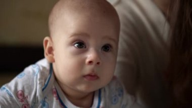 Genç annesi olan yeni doğmuş aktif bir bebek. Şirin Gülümseyen Dişsiz Yüz Portresi Mide Gelişen Boyun Kontrolü Üzerine İlk Günler. Anne çocuklu öpüşme kameraya bak. Bebek, Doğum, Başlangıç Konsepti