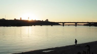 2021.06.25 - Kiev, Ukrayna: günbatımından önce geniş nehir Dinyeper manzarasının panoramik çekimi. Yat gemisi denizde ya da okyanusta kargo yelkeni açıyor. Su taşımacılığı, tatil, doğa, yaz konsepti