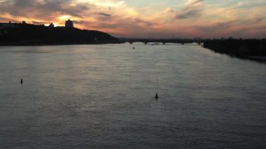 Top Aerial Manzaralı Renkli Yaz Gökyüzü. Gün batımında Dnipro nehrinde balıkçıyla motorlu tekne gezintisi. Kiev Ukrayna 'daki göllerin üzerindeki köprü manzarası. Su taşımacılığı, seyahat