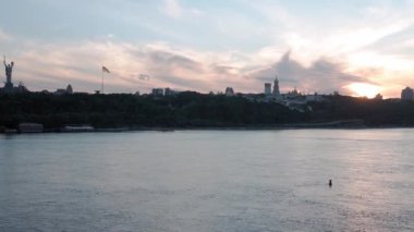 Üst hava manzaralı balıkçı teknesi okyanusu. Akşam Dnipro nehrinde gün batımında balıkçıyla motorlu tekne gezintisi. Kiev Ukrayna 'daki göllerin üzerindeki köprü manzarası. Su taşımacılığı, seyahat