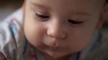 Yenidoğan Aktif Bebek Sevimli Gülümseyen Dişsiz Yüz Portresi Mide Gelişen Boyun Kontrolü Üzerine İlk Günler. 5 aylık çocuk beyaz yatakta kameraya bakıyor. Bebek, Doğum, Ebeveynlik, Başlangıç Konsepti