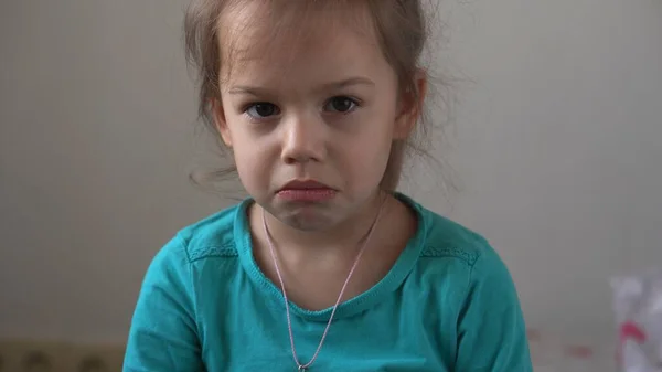 Retrato Menina Triste Chateado Criança Explodiu Lágrimas Gritos Soluçar Olhando — Fotografia de Stock