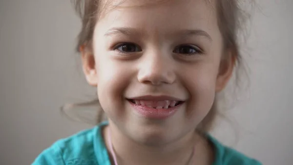 Porträt Funny Happy Little Kid Close Happy Vorschulmädchen Lächelndes Kind — Stockfoto