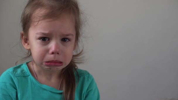 Üzgün Küçük Kız Portresi Gözyaşlarına Boğuldu Çerideki Kameraya Bakarak Hıçkıra — Stok video