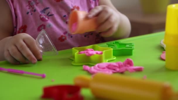 Skulptur och lera modellering för barn. Flicka 2-5 år gammal bildar och formar rosa spela deg med fingrar och plast modellering kniv. Förbättra finmotorik och barnkreativitet med hjälp av leklera — Stockvideo
