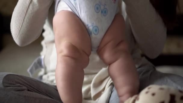 Bebé Activo Recién Nacido con Mamá Joven. Lindo sonriente sin dientes retrato de la cara los primeros días en el estómago desarrollo de control del cuello. Madre besándose con el niño mira la cámara. Bebé, Parto, Principio Concepto — Vídeos de Stock