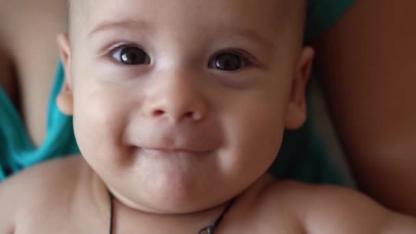 Семья, материнство, концепция людей. Закрыть Happy Mother Little Infant Baby with Teething Toy at Home. Молодая мама с маленьким курильщиком Новорожденный ребенок смотреть в камеру, педиатрия боли Медицина здравоохранения — стоковое видео