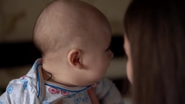 Pasgeboren baby met jonge moeder kijken in elk ander oog. Schattig lachend tanden loos kind gezicht portret. Vrouw die zoent met een kind, kijk naar de camera. Baby, Mother Day, Bevalling, Beginnen, Relatie Concept — Stockvideo