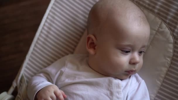 Κοντινό πλάνο νευρικό ανήσυχος ενθουσιασμένος πρόσωπο του νεογέννητου μωρού στις πρώτες μέρες ξυπνάει. Βρέφη Grimaces Παιδί Μετά Το Όνειρο Σε Λευκά. Παιδί στα πρώτα λεπτά της ζωής Πορτρέτο 6 mounth παλιά. Παιδική ηλικία, έννοια της βρεφικής ηλικίας — Αρχείο Βίντεο