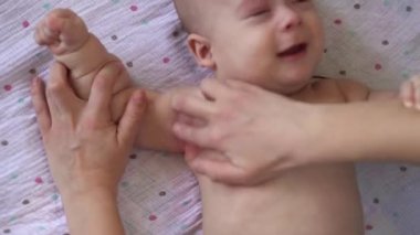 Çocukluk, çocukluk. Annem yağlı döküntü döker, beyaz krem sürerdi. Çocukların alerjisi, koltukaltı altındaki yeni doğan cilt kızarıklığı, cilt tahrişi, pediatri dermatoloji, evde hijyen.