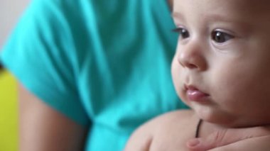 Aile, annelik, insan konsepti. Evde Diş Oyuncak ile Mutlu Anne Küçük Bebek 'i kapatın. Küçük gülümseyen yeni doğmuş çocuğuyla genç anne kameraya, acı çeken çocuk sağlığı doktoruna bak.