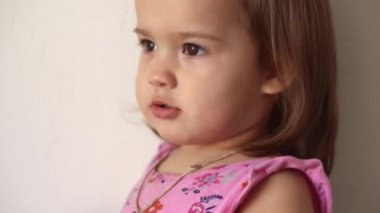 Çocuklar için heykel ve kil modelleme. 2-5 yaşlarındaki kız pembe oyun hamurunu parmaklarıyla ve plastik maket bıçağıyla şekillendiriyor. Oyun kilini kullanarak iyi motor becerileri ve çocuk yaratıcılığını geliştirmek.
