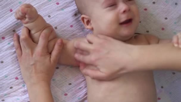 Kindheit, Kindheit. Mom Schmierfett Ausschlag von Baby Wundliegen weißes Sahneöl. Kinder Allergien Rötung der neugeborenen Haut unter Achseln Reizung der Haut Medizin Pädiatrie Dermatologie Hygiene zu Hause — Stockvideo