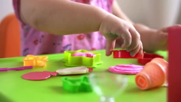 Escultura e modelagem de argila para crianças. Menina 2-5 anos de idade formando e moldando massa de jogo rosa por dedos e faca de modelagem de plástico. Melhorar as habilidades motoras finas e a criatividade infantil usando argila de brincar — Vídeo de Stock