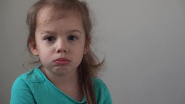 Portré kislány szomorú zaklatott gyermek tört sírva sír nézte kamera beltérben. Őszinte gyerekek érzelmei otthon síró gyerek szép arccal. Fogalom gyermekkori sértés sérti bánat — Stock videók