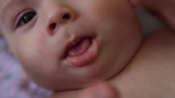 Medicin, pediatrik, tandvård, nyfödda barn smärta koncept. öppna gråtande baby mun första mjölk baby tand tandtråd från svullna tandkött. super närbild porträtt av leende med munnen öppen tandläkare undersökning — Stockvideo