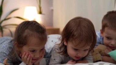 Gülen Anaokulu Bebeği Pijamalı Çocuklar Yatakta Akıllı Telefon 'da çizgi film izliyor. Kardeşler Küçük İkiz Oğlan ve Kız Eğleniyor. Evde karantinada mutlu çocuklar. Arkadaşlık, Aile, Eğitim