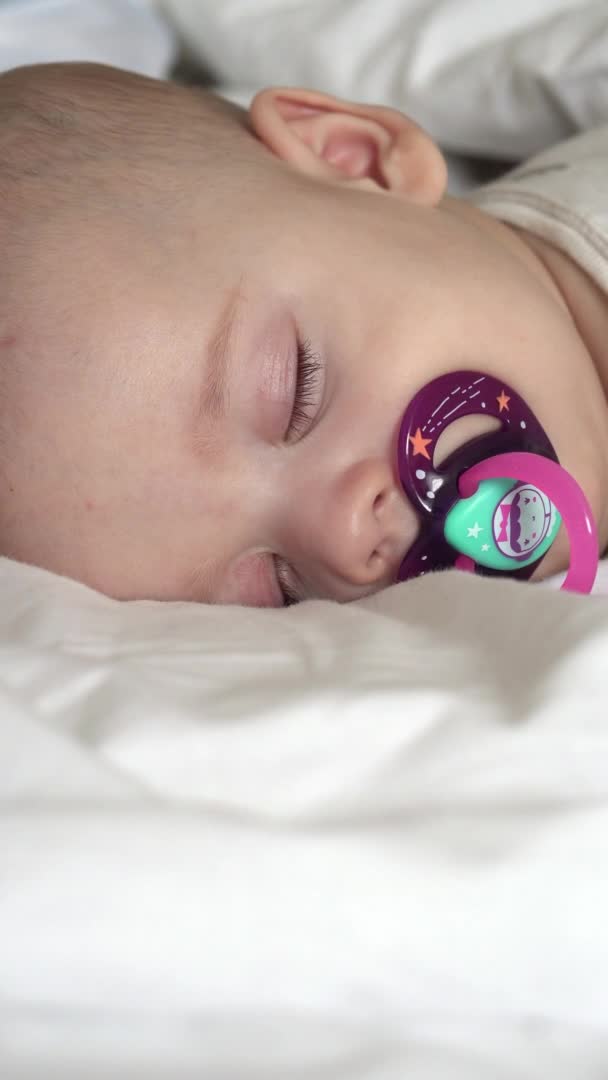 Bebé recién nacido niña relajada en calma dormida en una cesta blanca y  rosa sobre una manta de pelo Stock Photo