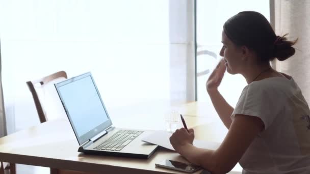 Oturma odasında dizüstü bilgisayarda sohbet eden otantik beyaz kadın. Masada aratarak yazma. Bilgisayar taraması yapan mutlu bayan. Buisenes, Eğitim, Teknoloji Konsepti — Stok video