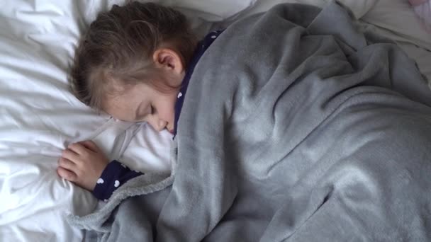 Autentyczne Cute Little Girl śpiąca słodko w wygodnym białym i szarym łóżku środkowego planu. Piękne Zmęczone Dziecko Mają Czas Odpoczynku Delikatnie Kojące. Dzieciak w łóżeczku. Opieka, Dzieciństwo, Rodzicielstwo, Pojęcie życia — Wideo stockowe