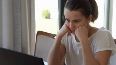 Dizüstü bilgisayarlı oturma odasında sohbet eden otantik stresli kadın. Kullanarak Yazma Araması. İnternet 'te rahat koltukta çalışan üzgün kadın yoruldu. Buisenes, Eğitim, Teknoloji Konsepti