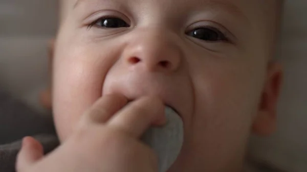 Close-up Vrolijk speels kind van 6 maanden oud. Pasgeboren jongen kijkt naar camera na bad douche op wit zacht bed. baby kind wakker tijd voor het slapen gaan met Toy. Jeugd, moederschap, familie, kinderconcept — Stockfoto