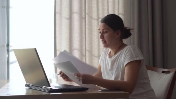 Autentyczna biała młoda kobieta rozmawiająca na laptopie w salonie. Pisanie wyszukiwania za pomocą IT w recepcji. Happy Lady pracuje nad komputerowym przeglądaniem Internetu. Buisenes, Edukacja, Koncepcja technologii — Wideo stockowe