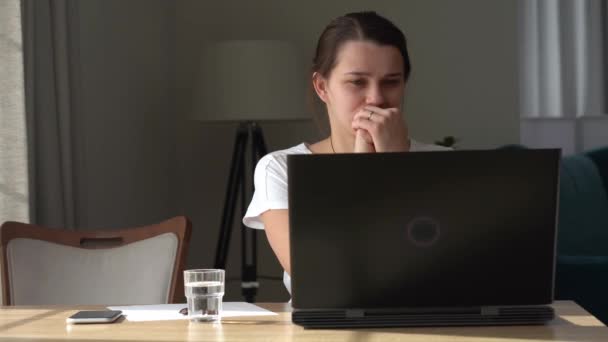 Αυθεντική Καυκάσιος Νεαρή γυναίκα συνομιλεί στο φορητό υπολογιστή στο σπίτι στο σαλόνι. Γράφοντας αναζήτηση χρησιμοποιώντας το στο γραφείο. Ευτυχισμένη κυρία που δουλεύει στον υπολογιστή και περιηγείται στο διαδίκτυο. Buisenes, Εκπαίδευση, Τεχνολογική Έννοια — Αρχείο Βίντεο
