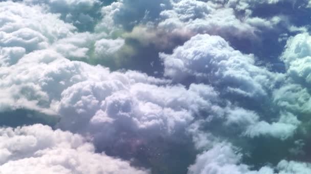 Widok z okna samolotu na skrzydło. Dobra pogoda na zewnątrz. Chmury na niebie. Widok z otworu w samolocie na ziemię. Lecąc nad chmurami wysoko na niebie. Pasażer patrzy. — Wideo stockowe