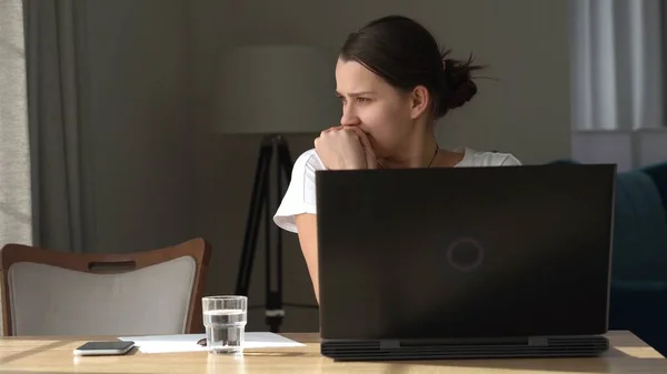 Authentische gestresste Frau beim Chatten auf dem Laptop im Wohnzimmer. Schreiben Suchen mit Hilfe von IT. Müde, traurige Frau arbeitet am Computer Internet auf dem bequemen Stuhl. Buisenes, Bildung, Technologiekonzept — Stockfoto