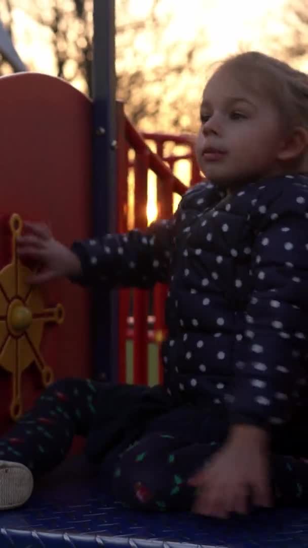Függőleges Közepes terv Portré egy aranyos kis Siblng lány szórakozás játszik kívül. A gyerekek mosolyognak a kamerába. érzelmi gyerek játszik a játszótéren parkban.boldog gyermek, gyermekkor — Stock videók
