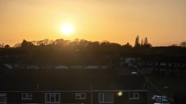 Timelapse Panorama of Evening Town With Setting Sun Over Sleeping Area Outskirts Of London. Sunset Starburst Highlights Spring Neighborhood Scene Houses Cars On Street At Intersection. Urban Landscape — Stock Video