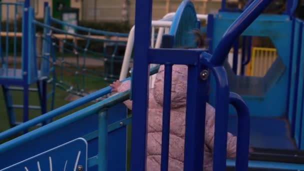 Tres niños felices divirtiéndose deslizándose. Sonriendo Divertidos Hermanos amigos jugando afuera. niños emocionales paseos en carrusel en el vivero del parque infantil en park.Happy familia, la infancia, la amistad — Vídeos de Stock