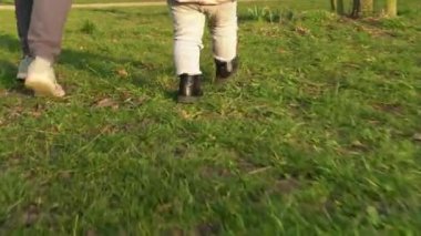 Gün doğumunda yeşil çayırda koşan kimliği belirsiz bir kız. Şehir parkında yürüyen dişi çocuk bacaklarının arka görüntüsü, bahar havası. Bahçede oynayan pembe elbiseli tanınmayan bir çocuk. Ünlü, çocukluk.