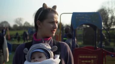 aile, çocuklar, annelik, eğlence ve insan konsepti - ablamın küçük tatlı annesi ve bebek bakıcısı aynı yaştaki çocuklarla oyun oynuyor parkın dışındaki günbatımında