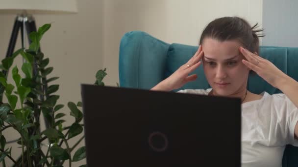 Αυθεντική Αγχωτική Γυναίκα που μιλάει στο σαλόνι του Laptop. Γράφοντας την αναζήτηση χρησιμοποιώντας IT.Κουρασμένη λυπημένη κυρία που εργάζεται στο Διαδίκτυο υπολογιστών σε Comfortale καρέκλα. Buisenes, Εκπαίδευση, Τεχνολογική Έννοια — Αρχείο Βίντεο