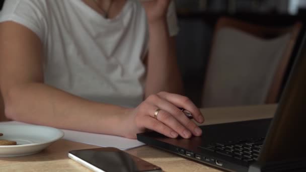 Közelkép fiatal nők beszélgetéséről a laptopon otthon, a nappaliban. Írás Keresés használata az asztalnál. Boldog hölgy dolgozik a számítógép böngészés internet. Buisenes, Oktatás, Technológia koncepció — Stock videók