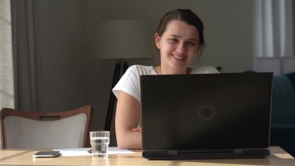 真正的白种人年轻女人在客厅的笔记本电脑上聊天。使用IT在案头写搜索。在网上浏览电脑的快乐女士。Buisenes, Education, Technology Concept — 图库视频影像