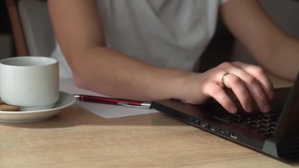 Közelkép fiatal nők beszélgetéséről a laptopon otthon, a nappaliban. Írás Keresés használata az asztalnál. Boldog hölgy dolgozik a számítógép böngészés internet. Buisenes, Oktatás, Technológia koncepció — Stock videók