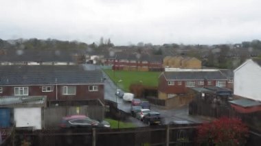 Muson mevsiminde pencere camına yağmur damlaları düşer. Su Damlaları Bulanık Doğa Arkaplanından Akıyor, Statik Çekim. Dışarısı çok kötü. Sonbahar ya da Bahar Yağmurlu Gün Sağanağı. Depresyon, Melankoli Kavramı