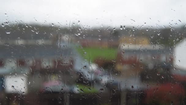 Regentropfen auf Fensterglas in der Monsunzeit. Wassertropfen fließen nach unten verschwommener Naturhintergrund, statischer Schuss. Draußen ist das Wetter schlecht. Regengüsse im Herbst oder Frühling. Depression, Melancholie — Stockvideo