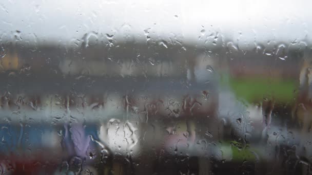 Капли дождя на стекло в сезон муссонов. Вода капает вниз размытый фон природы, статический выстрел. Погода на улице плохая. Осень или весенний дождливый день. Депрессия, концепция меланхолии — стоковое видео