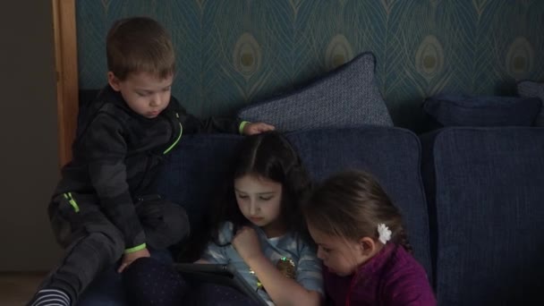 진짜 3 명의 미취학 아동 아동 어린이 가 집에서 스마트 폰 랩탑으로 온라인으로 게임을 하는 만화를 보고 있다. 가족, 어린 시절, 우정 — 비디오