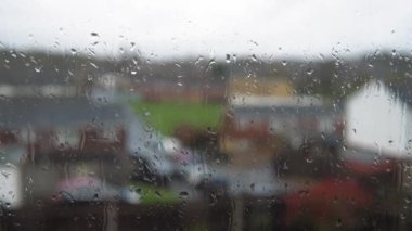 Muson mevsiminde pencere camına yağmur damlaları düşer. Su Damlaları Bulanık Doğa Arkaplanından Akıyor, Statik Çekim. Dışarısı çok kötü. Sonbahar ya da Bahar Yağmurlu Gün Sağanağı. Depresyon, Melankoli Kavramı