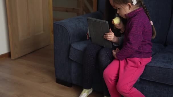 Authentische 3 kleine Vorschulkinder minderjährige Kinder Geschwister sehen Cartoon spielen Online-Chat auf Smartphone-Gerät Laptop Tablet zusammen zu Hause zu Hause. Familie, Kindheit, Freundschaft — Stockvideo