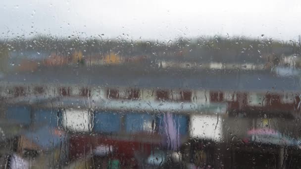 Regentropfen auf Fensterglas in der Monsunzeit. Wassertropfen fließen nach unten verschwommener Naturhintergrund, statischer Schuss. Draußen ist das Wetter schlecht. Regengüsse im Herbst oder Frühling. Depression, Melancholie — Stockvideo