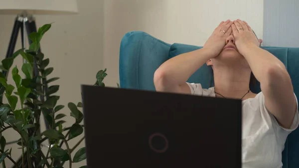 Hiteles Stressful Woman dolgozik Chatting Laptop nappali. Írás Keresés használata IT. Fáradt Szomorú hölgy dolgozik a számítógép Internet Kényelmes szék. Buisenes, Oktatás, Technológia koncepció Jogdíjmentes Stock Képek