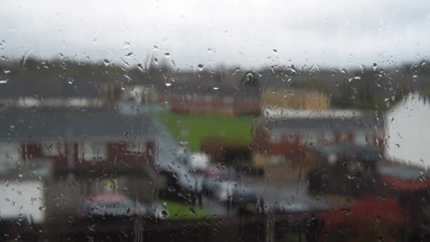 季风季节,窗玻璃上的雨滴.水滴流下水泡的自然背景,静态拍摄.外面天气不好。秋雨天或春雨天下大雨.抑郁、忧郁的概念 — 图库视频影像